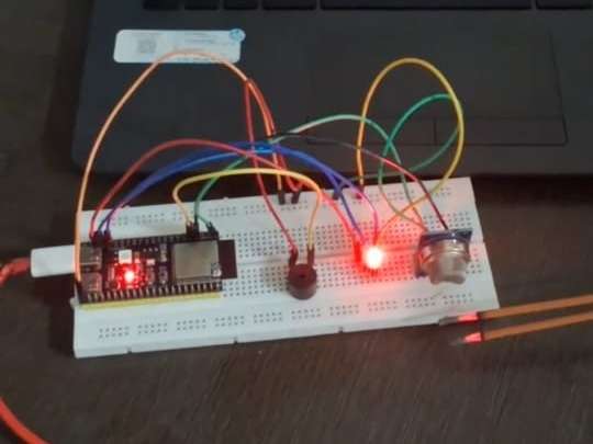 Smart Gas Leak Detector using ESP32 and Blynk | project
